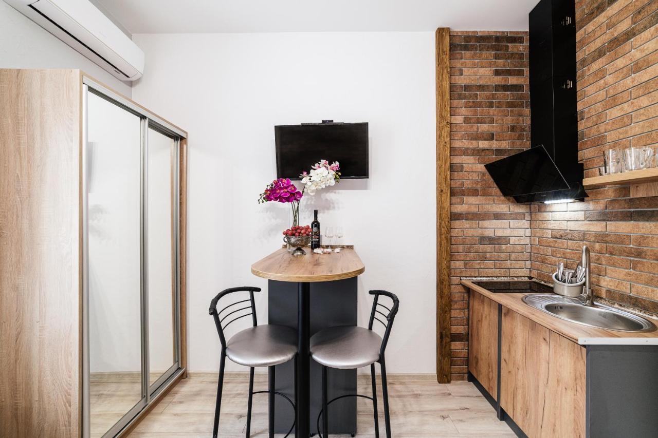 Затишні Смарт-Квартири В Історичному Центрі! Apartment Uzhhorod Exterior photo